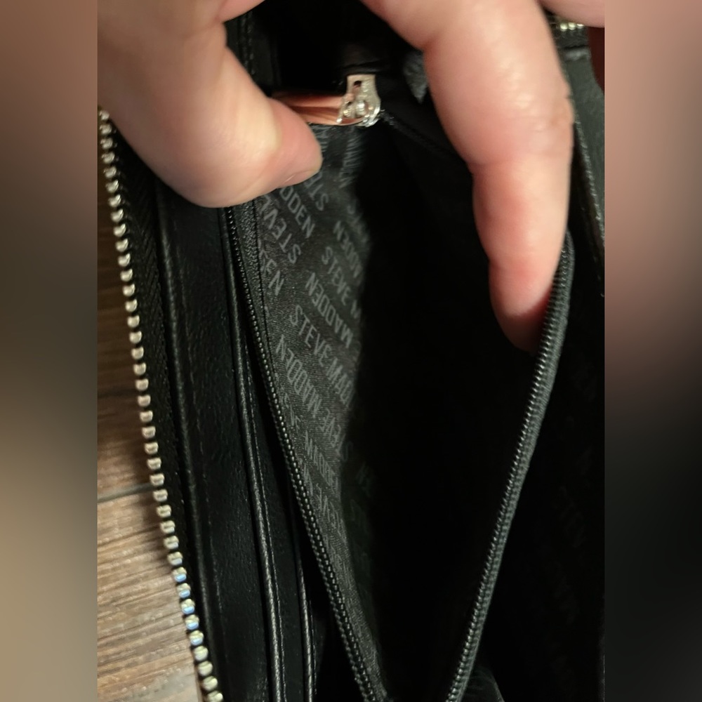 Steve Madden wallet/wristlet.  Zipper closure. Lots of space. Black & white. - Picture 6 of 15